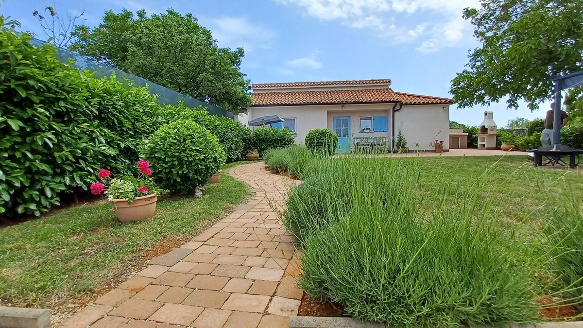 Liznjan House | Holiday House Montiron, Holidays in Lavender