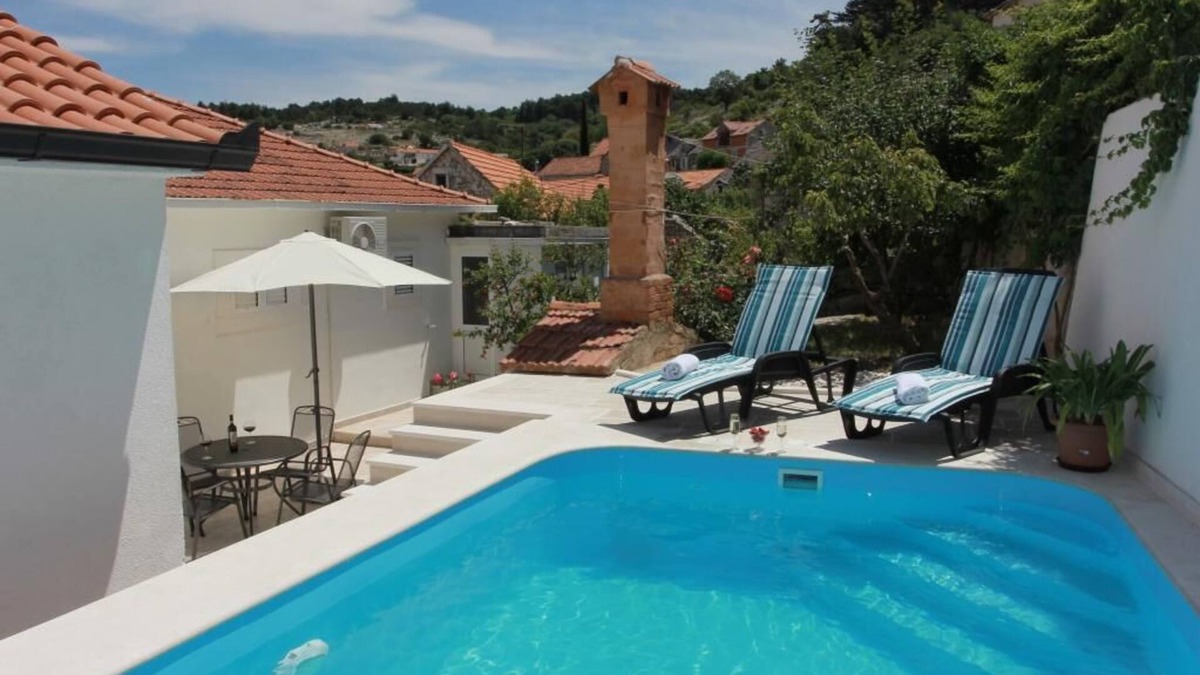 Nerezise House | Holiday House Pine Tree - Three Bedroom Holiday Home with Pool