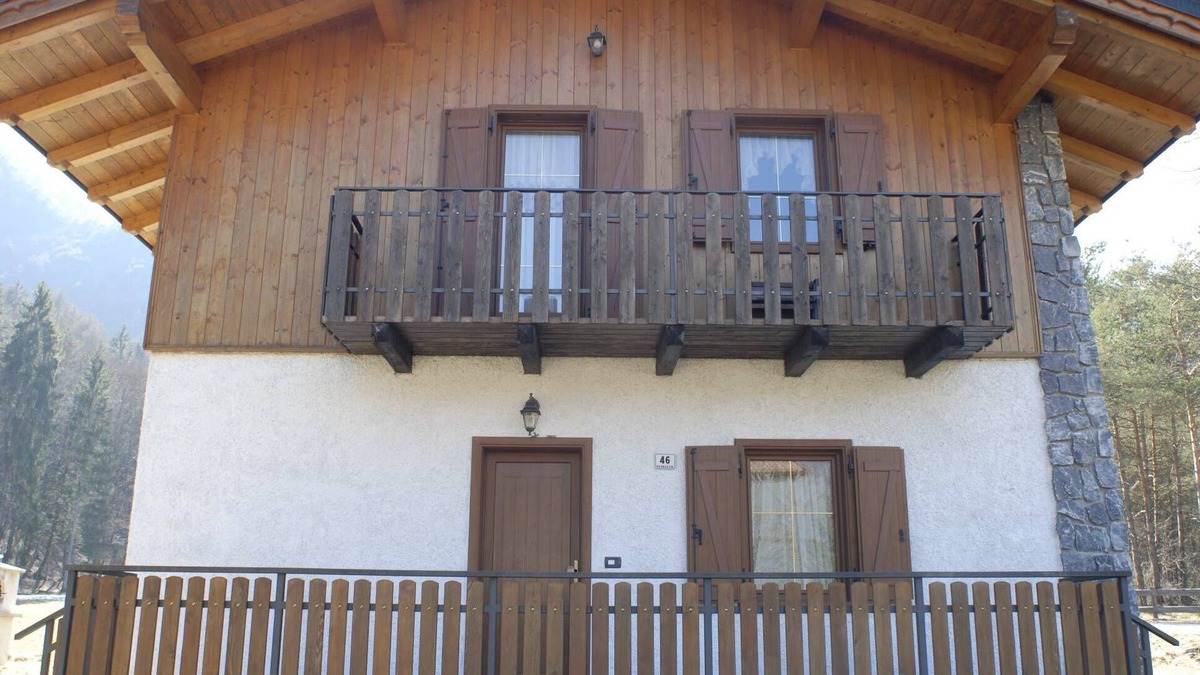 Val Maria-Pur House | HOLIDAY HOUSE SURROUNDED BY GREEN A FEW METERS FROM LAKE LEDRO