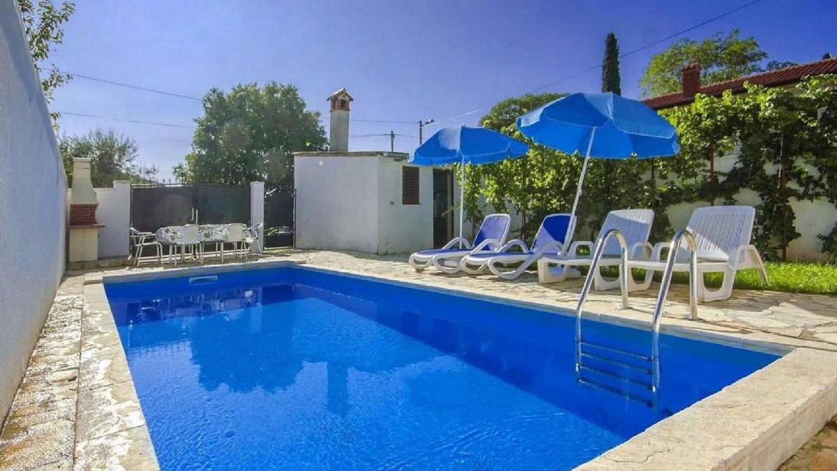 Zbandaj House | Holiday house with pool, 4-6 persons, not far from Poreč, pets are allowed.