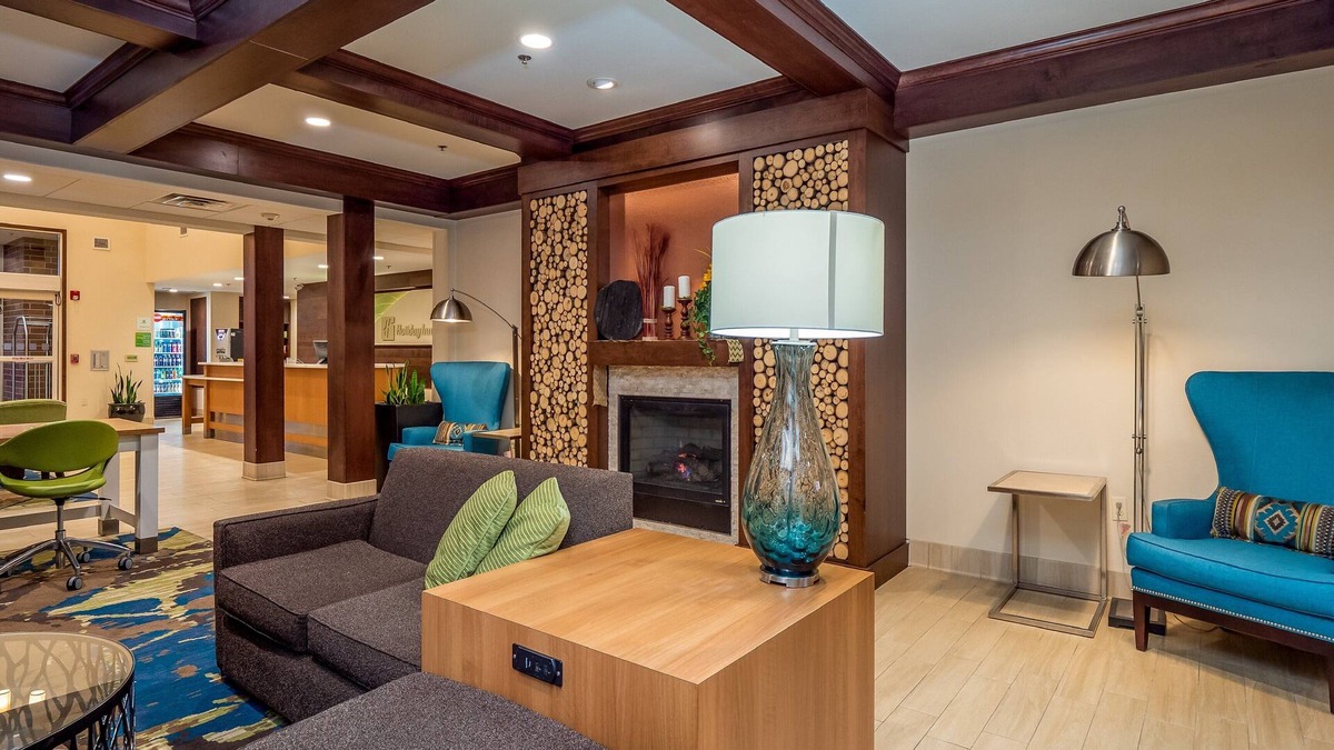 Marshfield Hotel | Holiday Inn & Conference Center Marshfield by IHG