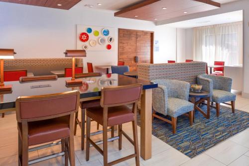 Glenwood Springs Hotel | Holiday Inn Express Glenwood Springs Aspen Area by IHG