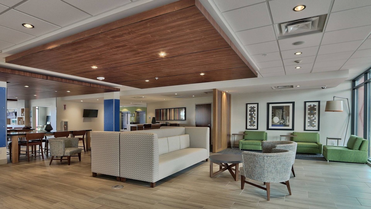 Broomfield Hotel | Holiday Inn Express and Suites Broomfield by IHG