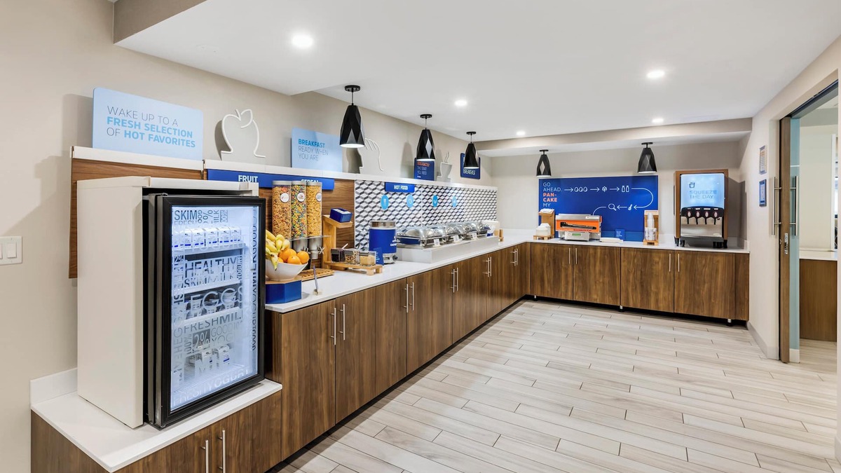 Downers Grove Hotel | Holiday Inn Express Chicago-Downers Grove by IHG