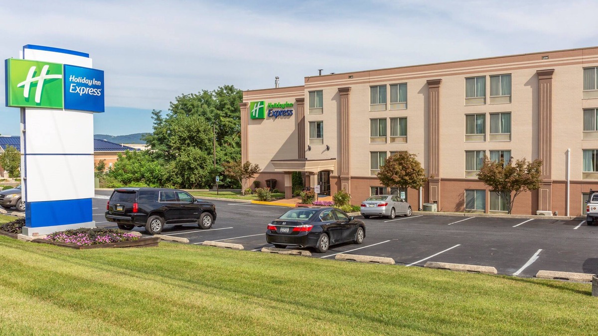 Mechanicsburg Hotel | Holiday Inn Express Harrisburg SW - Mechanicsburg by IHG