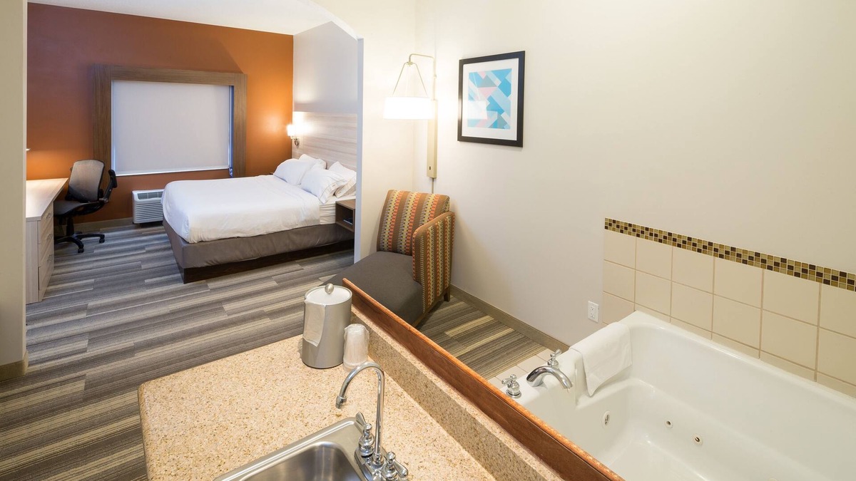 Grand Blanc Hotel | Holiday Inn Express Hotel & Suites Grand Blanc by IHG