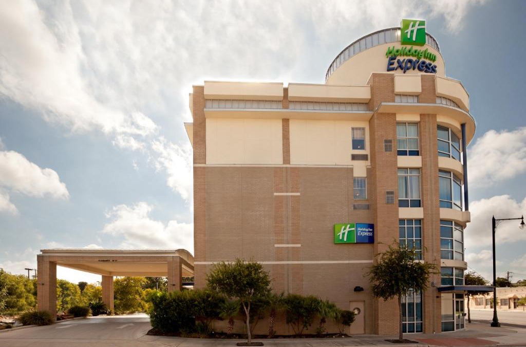 Near East Side Hotel | Holiday Inn Express Hotel & Suites San Antonio - Rivercenter Area by IHG