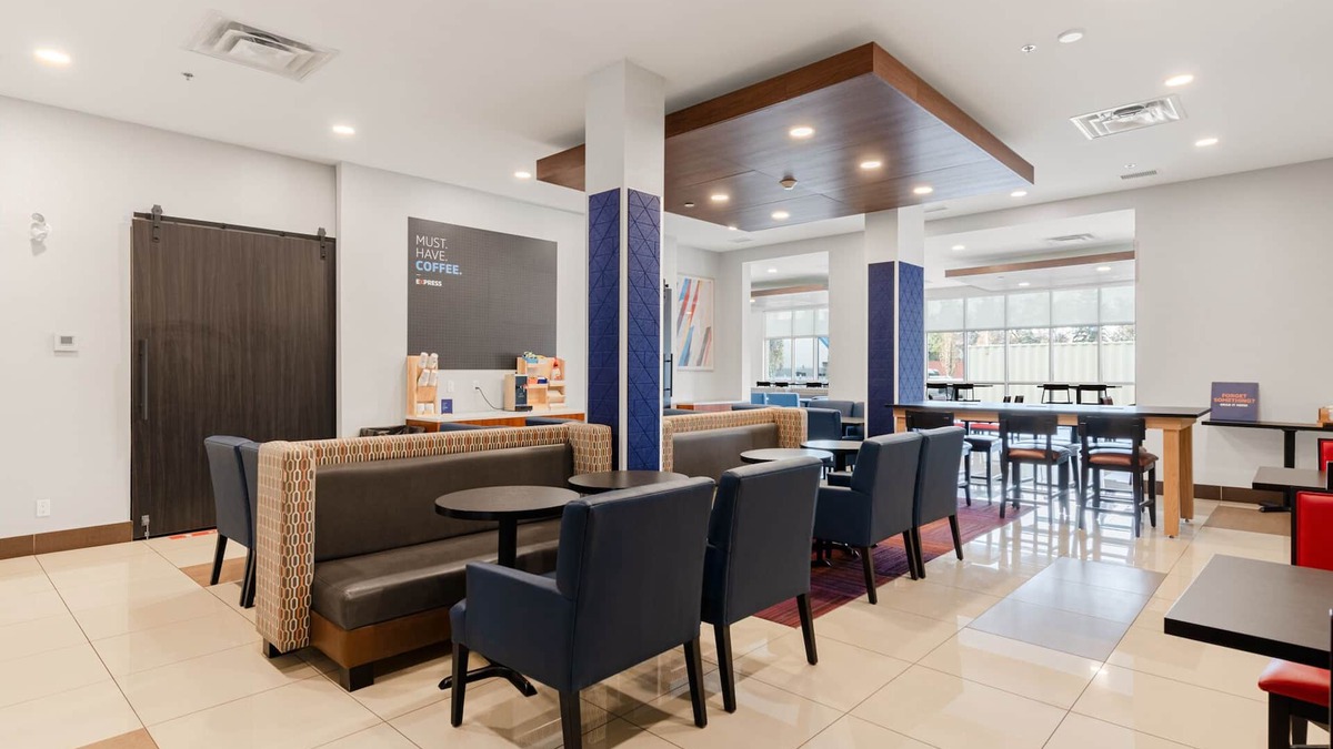Southwest Edmonton Hotel | Holiday Inn Express Hotel & Suites Edmonton South by IHG