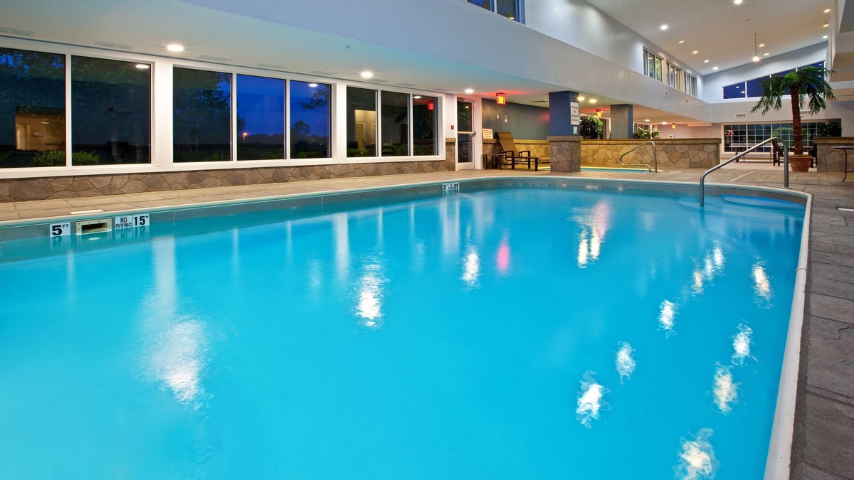 Bedford Hotel | Holiday Inn Express Hotel & Suites Bedford by IHG