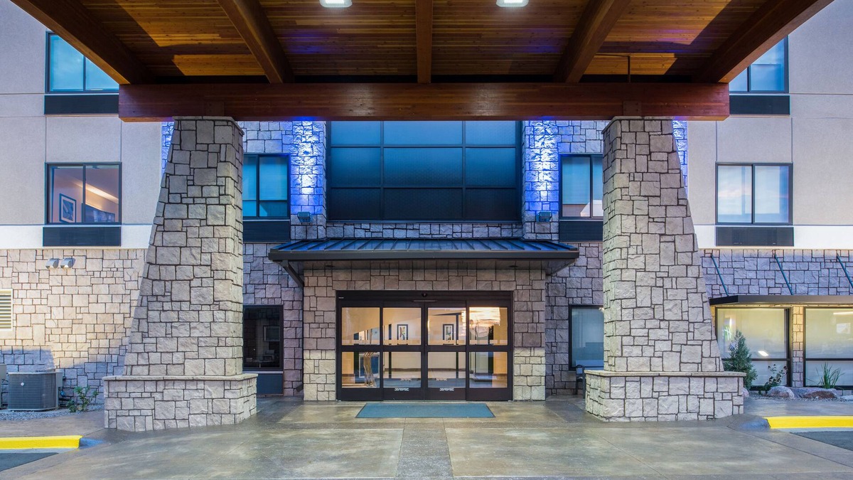 Bismarck Hotel | Holiday Inn Express Hotel & Suites Bismarck by IHG