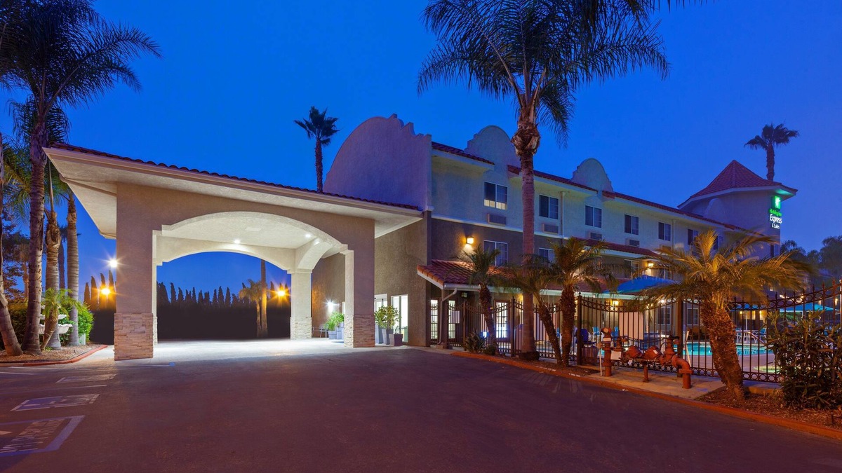 Escondido Hotel | Holiday Inn Express Hotel & Suites San Diego-Escondido by IHG