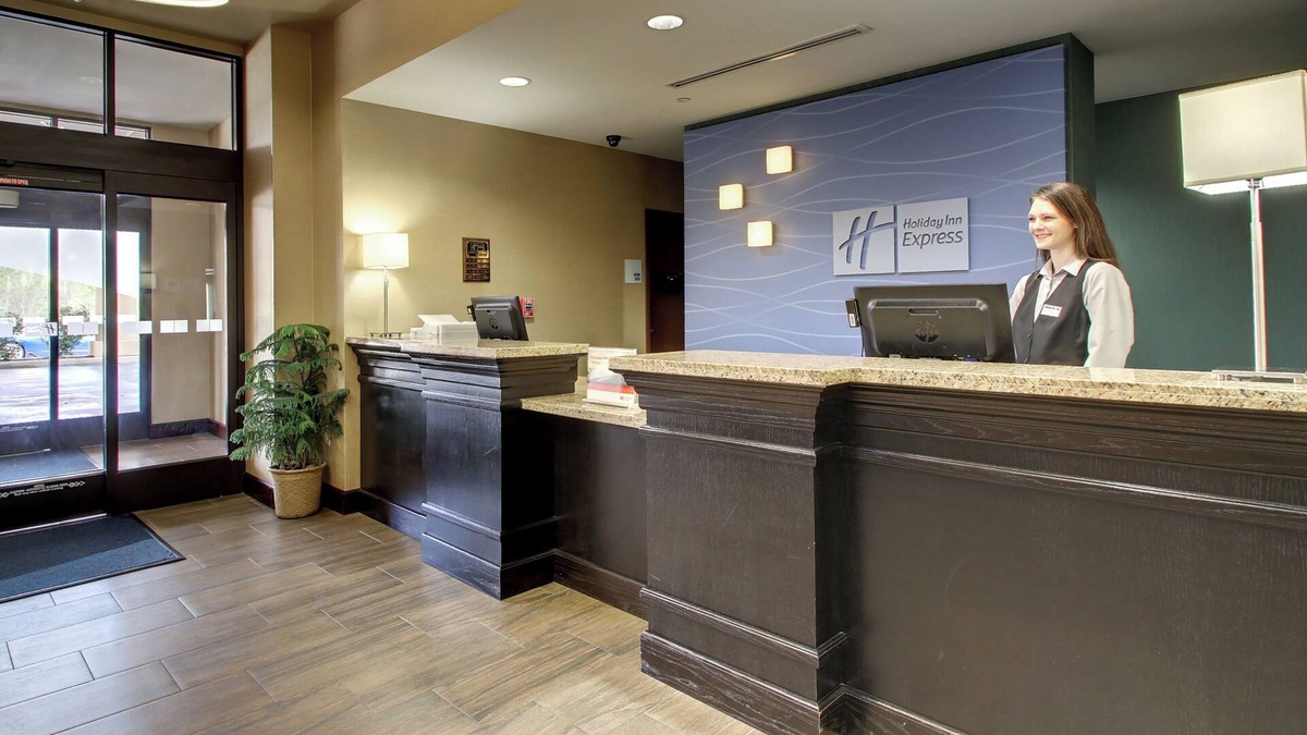 Natchez Hotel | Holiday Inn Express Hotel & Suites Natchez South by IHG