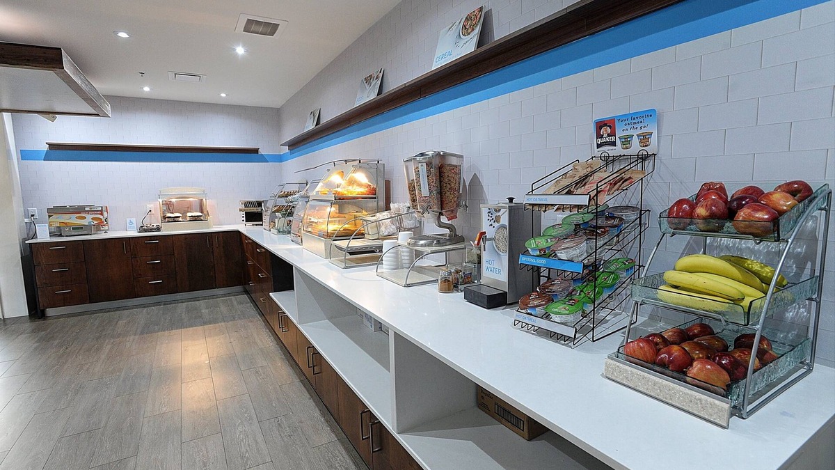 Northeast Mississauga Hotel | Holiday Inn Express & Suites Toronto Airport West by IHG