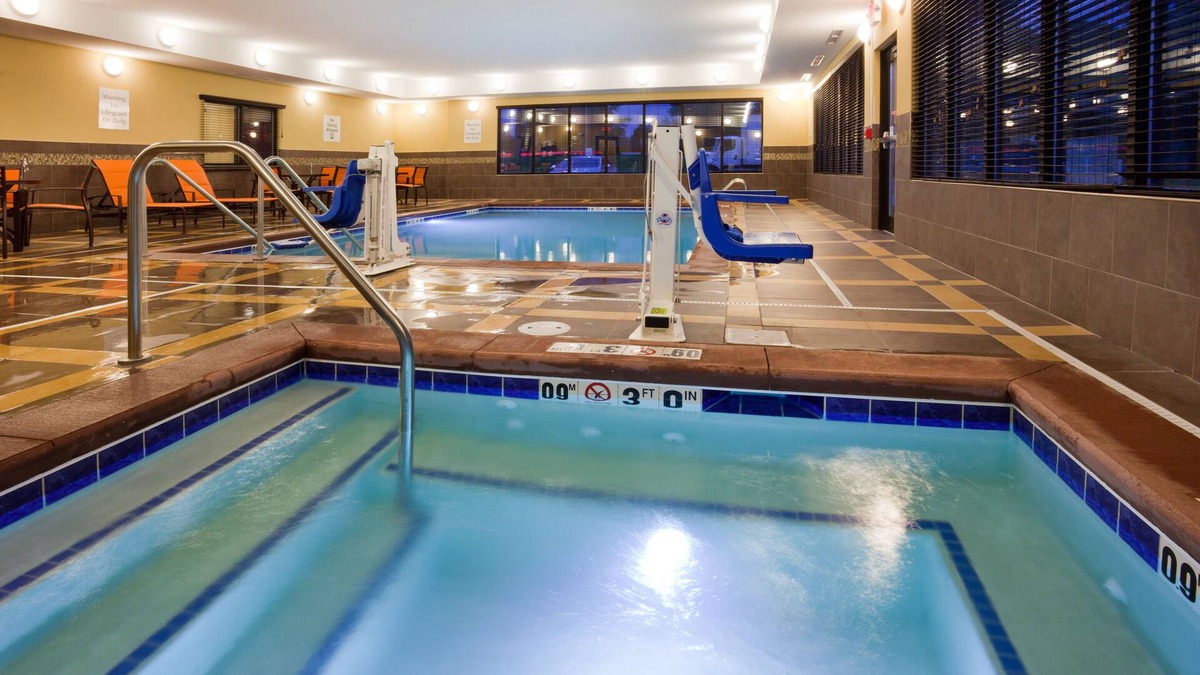 Quad Cities Hotel | Holiday Inn Express & Suites Davenport by IHG
