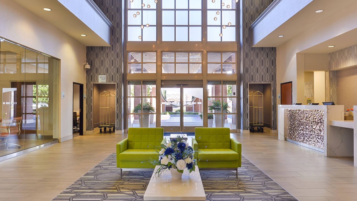 Elk Grove Hotel | Holiday Inn Express & Suites Elk Grove Central - Hwy 99 by IHG