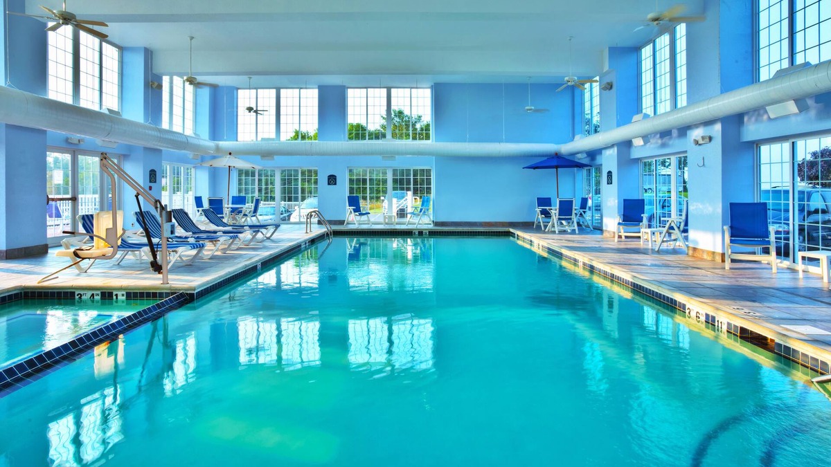 Petoskey Hotel | Holiday Inn Express & Suites Petoskey by IHG