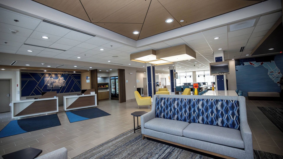 Tampa Hotel | Holiday Inn Express & Suites Tampa Stadium – Airport Area by IHG