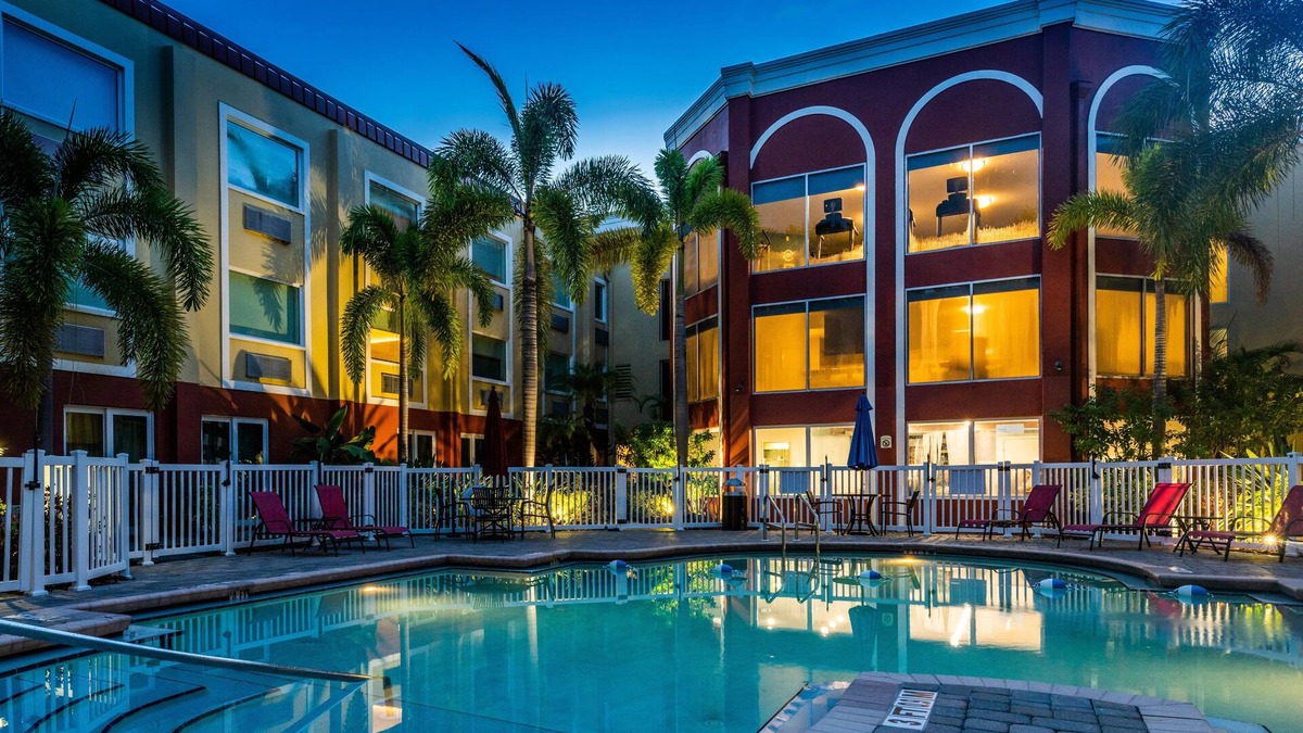 Bradenton Hotel | Holiday Inn Express & Suites Bradenton West by IHG