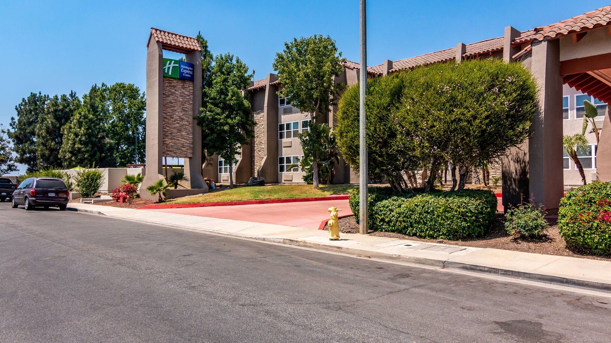 Camarillo Hotel | Holiday Inn Express & Suites Camarillo by IHG