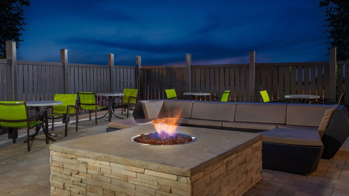 Summit Station Hotel | Holiday Inn Express & Suites Columbus Airport East by IHG