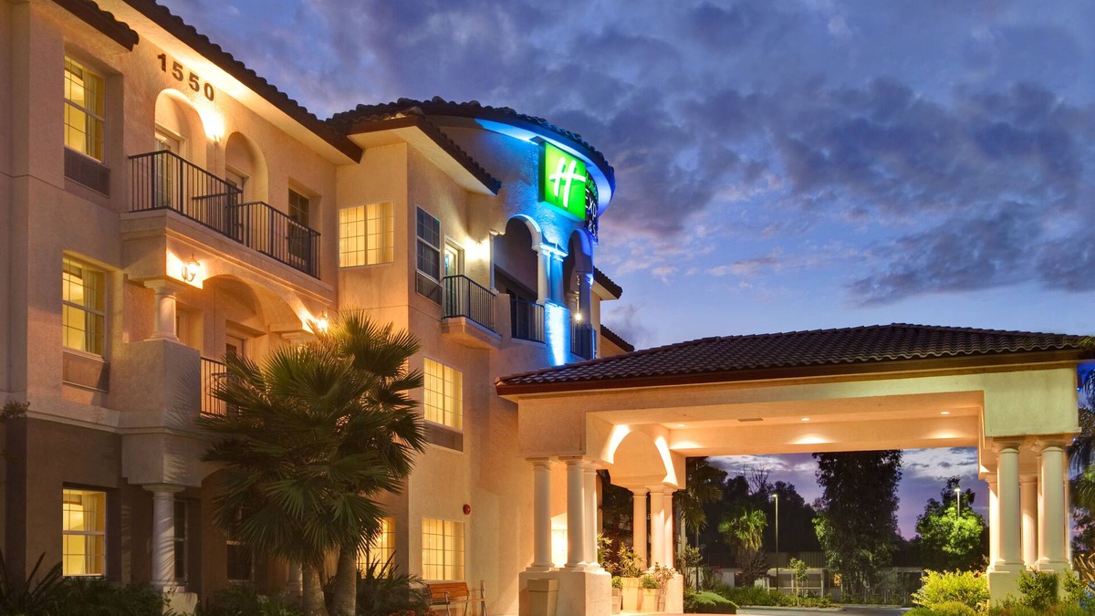 Corona Hotel | Holiday Inn Express & Suites Corona by IHG