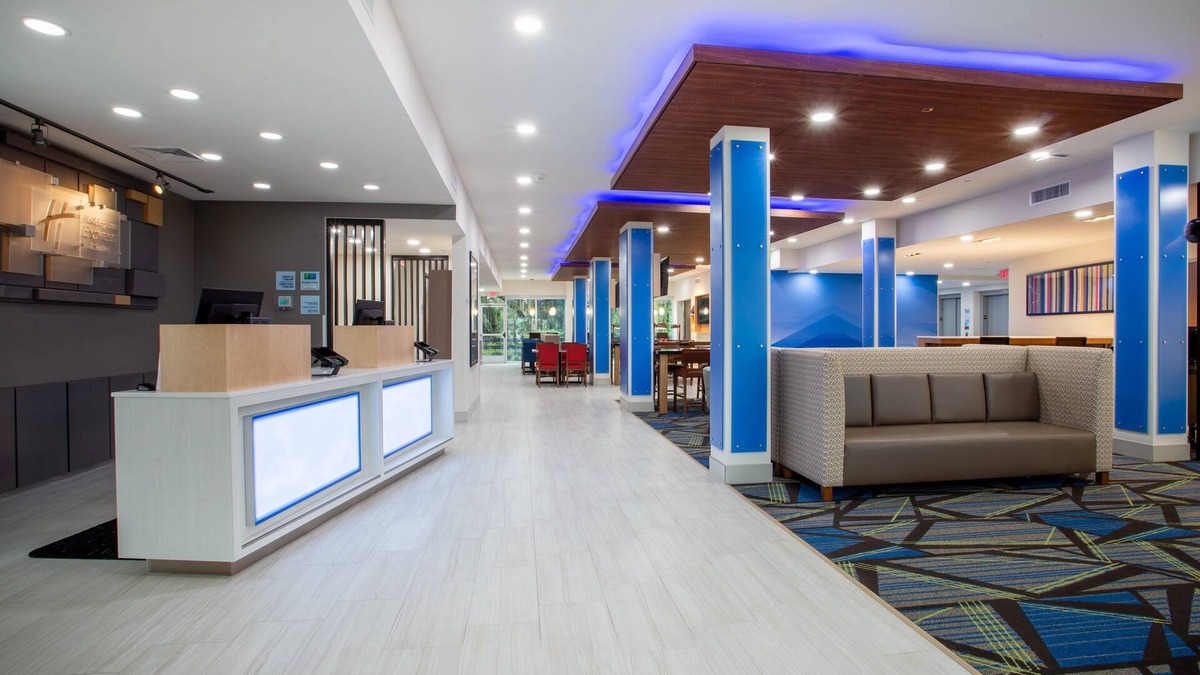 DeLand Hotel | Holiday Inn Express & Suites Deland South by IHG