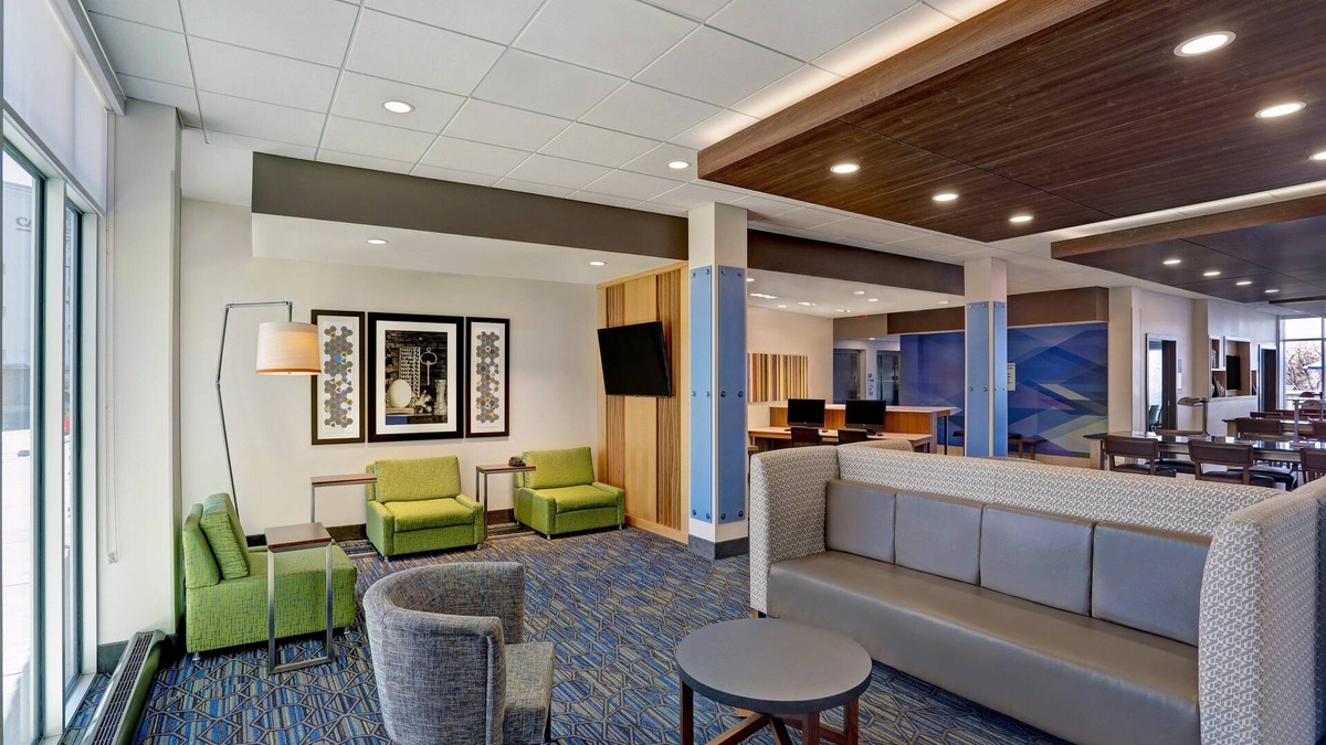 Lenexa Hotel | Holiday Inn Express & Suites Lenexa - Overland Park Area by IHG