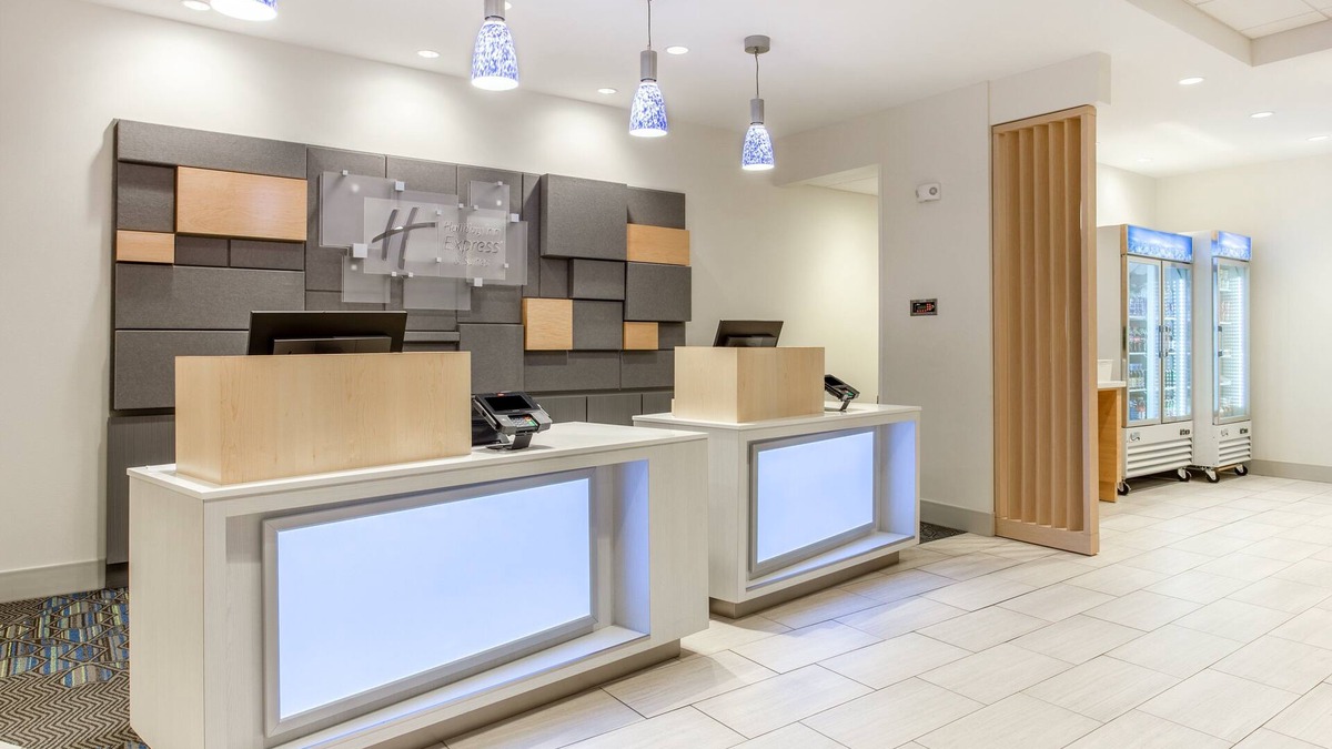 Ottawa Hotel | Holiday Inn Express & Suites Ottawa by IHG