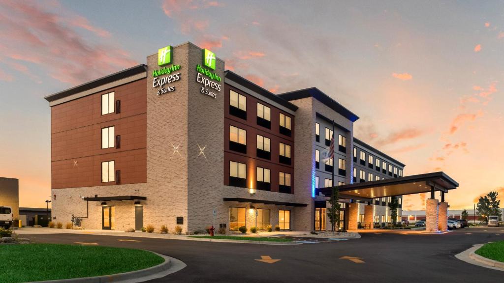 Sturtevant Hotel | Holiday Inn Express & Suites Racine by IHG
