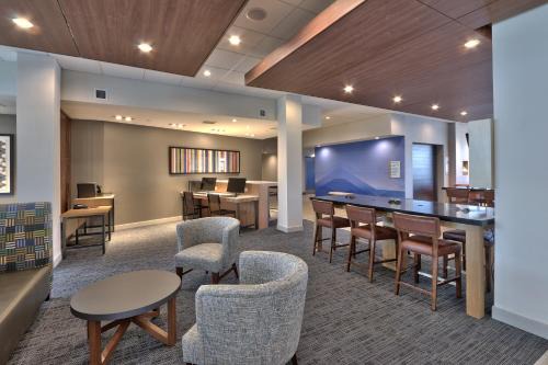 Roswell Hotel | Holiday Inn Express & Suites - Roswell by IHG