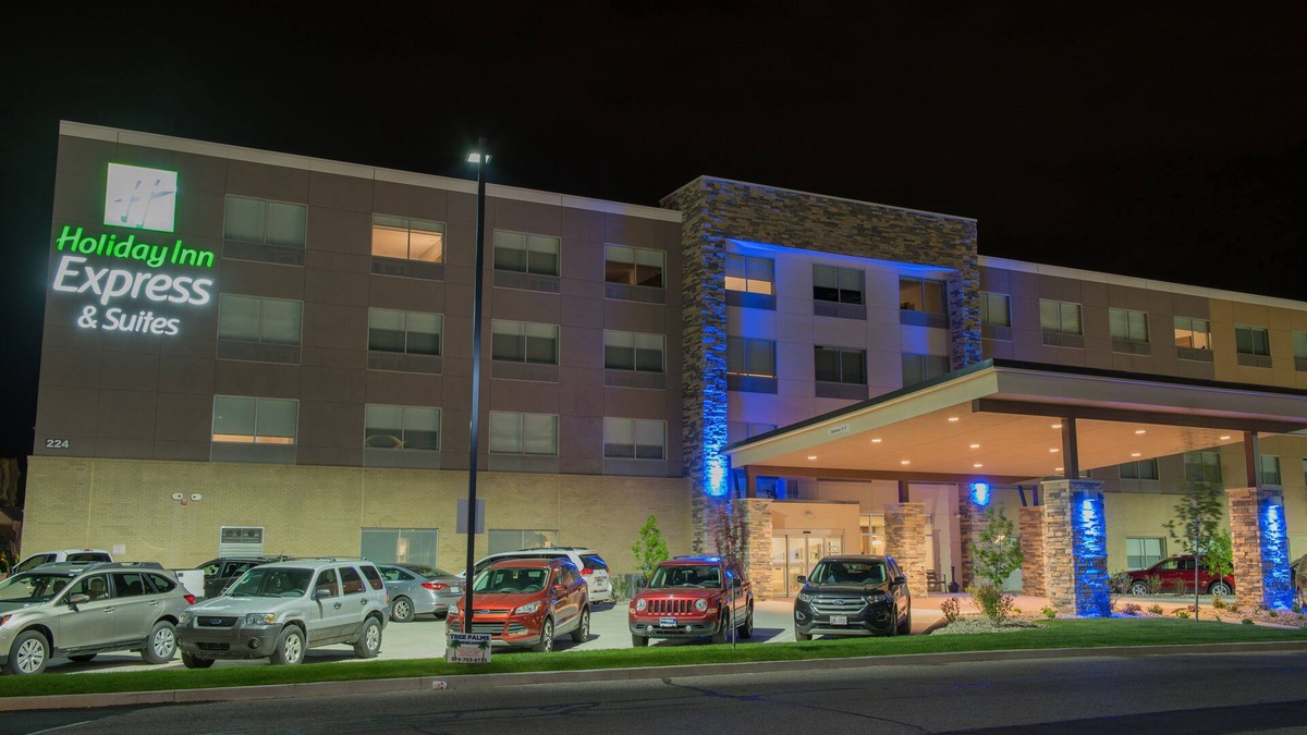 Warsaw Hotel | Holiday Inn Express & Suites Warsaw - E Center by IHG