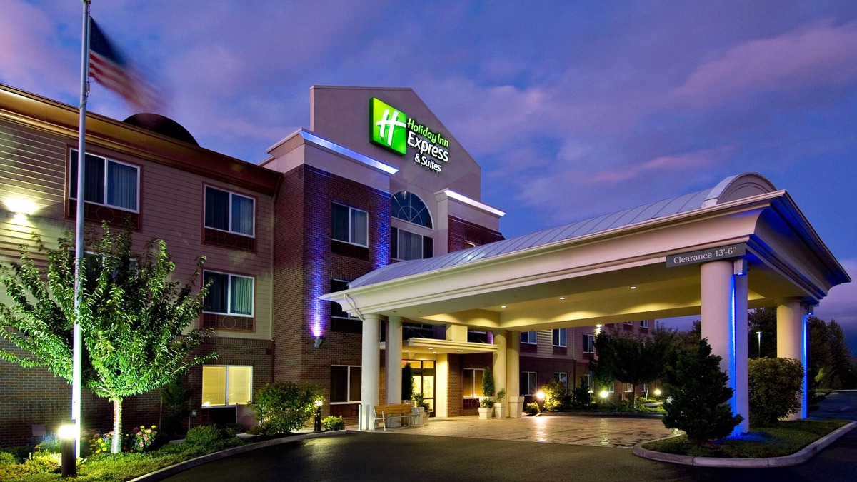 Central Point Hotel | Holiday Inn Express Hotel & Suites Medford-Central Point by IHG