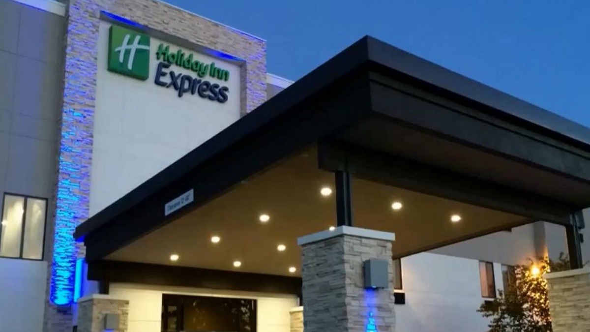 Central Oklahoma City Hotel | Holiday Inn Express & Suites Oklahoma City Airport by IHG