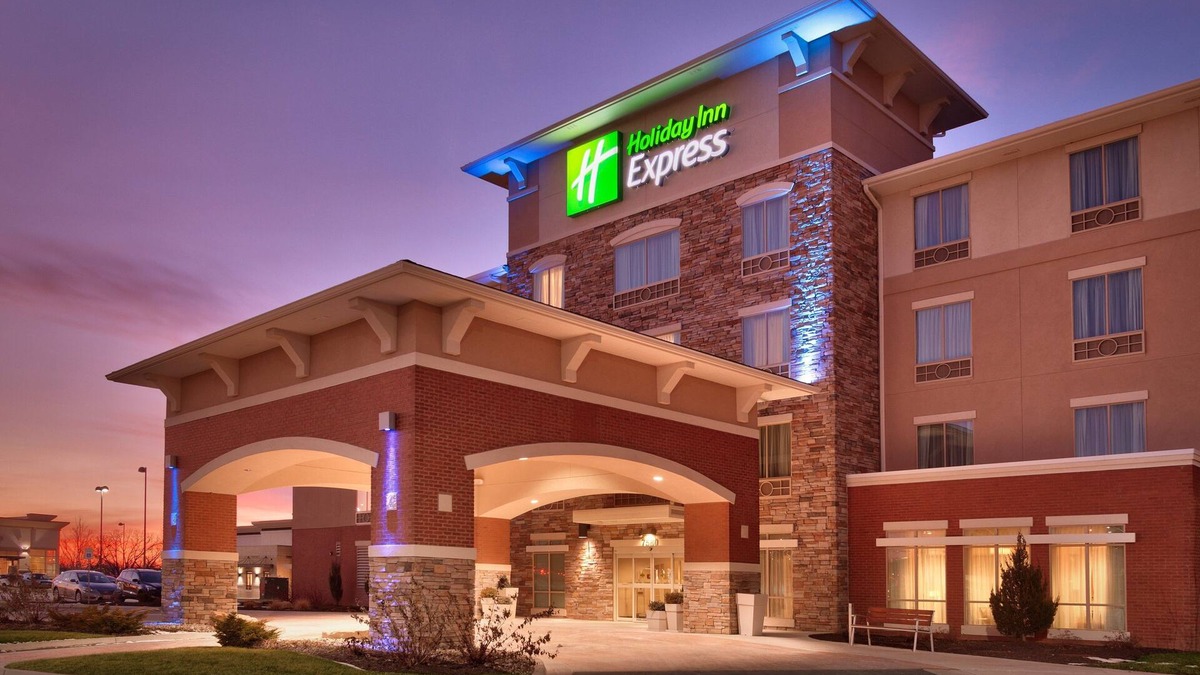 Overland Park Hotel | Holiday Inn Express and Suites Overland Park by IHG