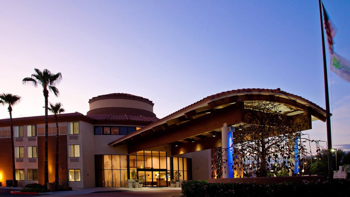 Central Scottsdale Hotel | Holiday Inn Express Scottsdale North by IHG