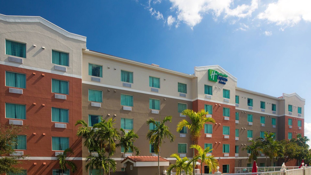 Pembroke Pines Hotel | Holiday Inn Express & Suites Pembroke Pines-Sheridan St by IHG