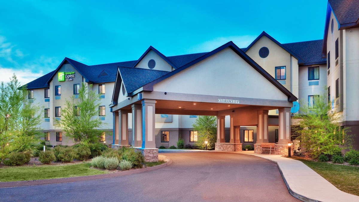 Windsor Locks Hotel | Holiday Inn Express & Suites Bradley Airport by IHG