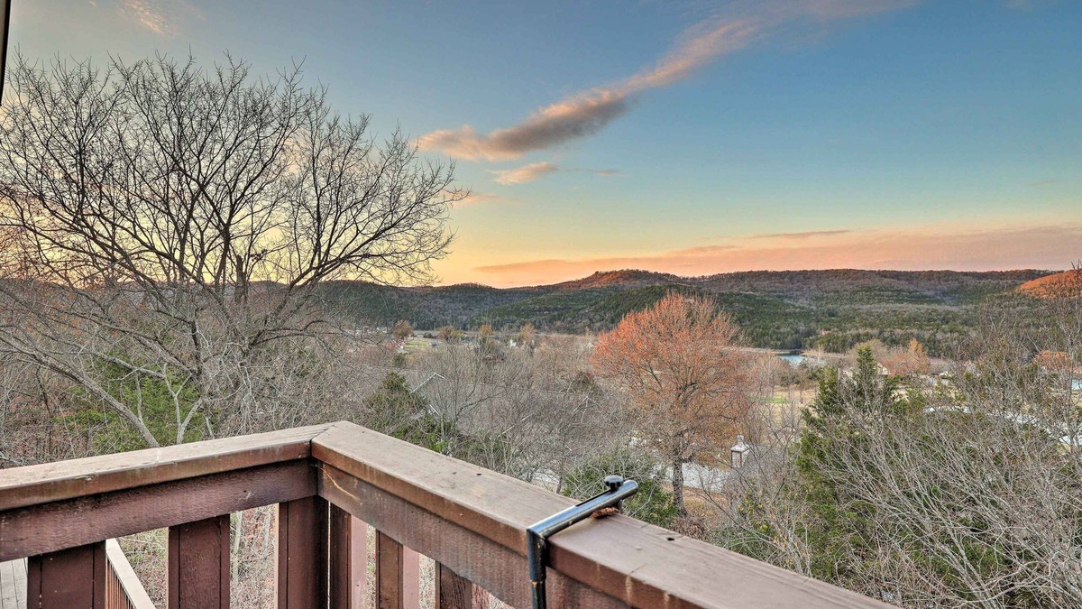 Eureka Springs House | Holiday Island Escape w/Panoramic Lake Views