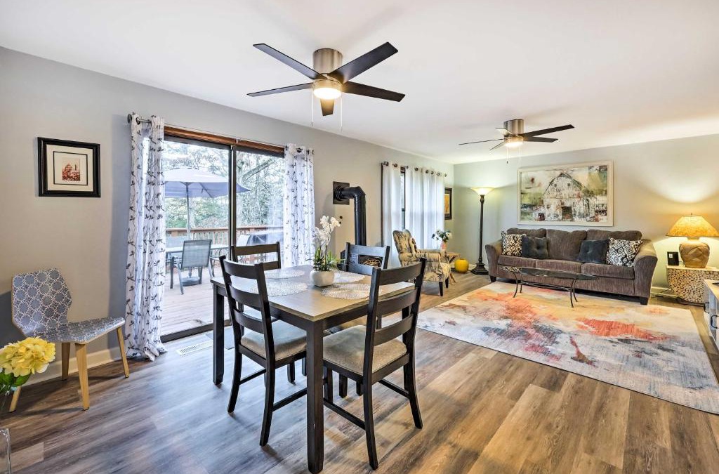 Eureka Springs House | Holiday Island Home Mountain View and Hot Tub!