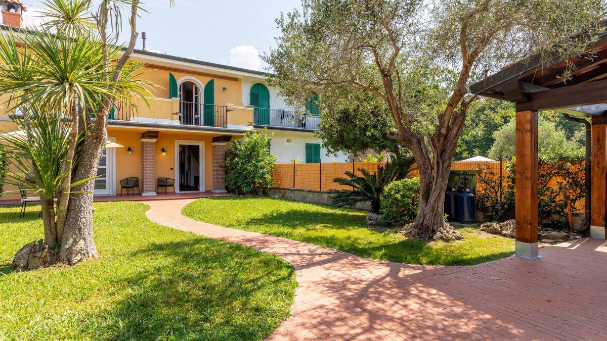 Capanne-Prato-Cinquale House | Holiday Home 'Villa Rustica 1' with Lake View, Shared Garden and Air Conditioning