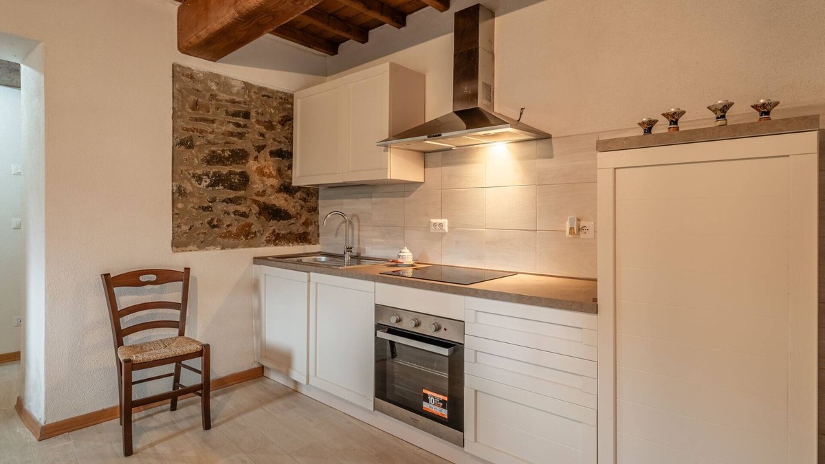 Fabbriche di Vallico House | Holiday Home 'Bellavista La Grotta' with Mountain View, Private Terrace and Wi-Fi