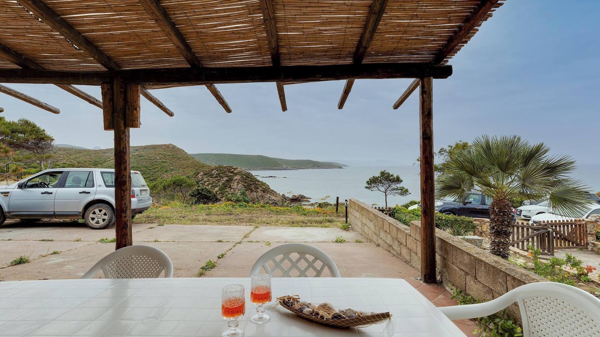 Torre dei Corsari Apartment | Holiday Apartment "La Vista di Mondo" on the Beach with Sea View, Terrace & Garden