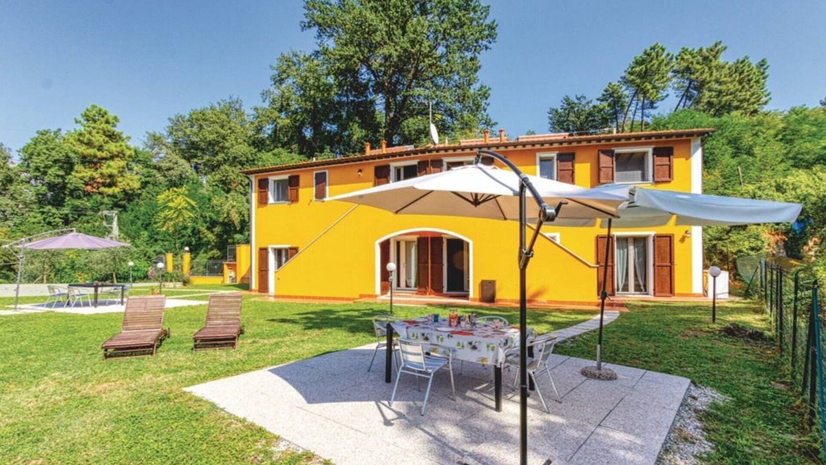 Carrara House | Holiday Leonardo