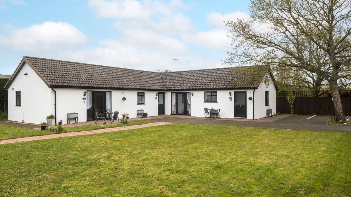 Reydon Cabin | Holiday Lodges just 1 mile from Southwold with ample parking and garden area.