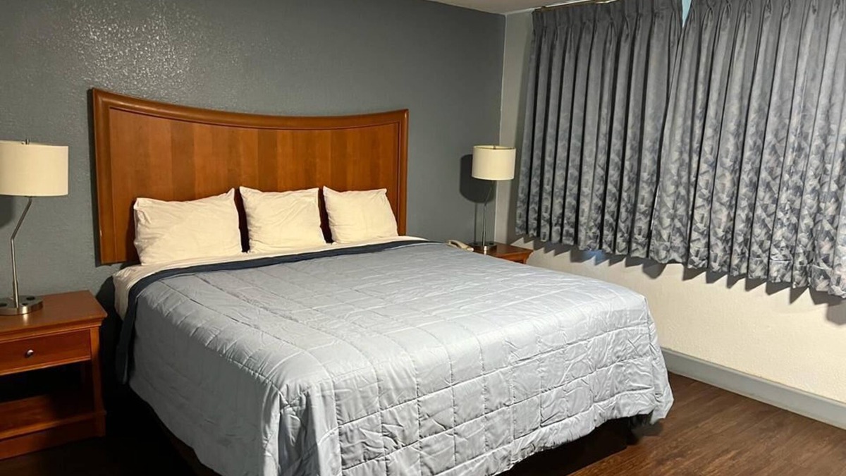 Jeffersonville Hotel | Holiday Motel
