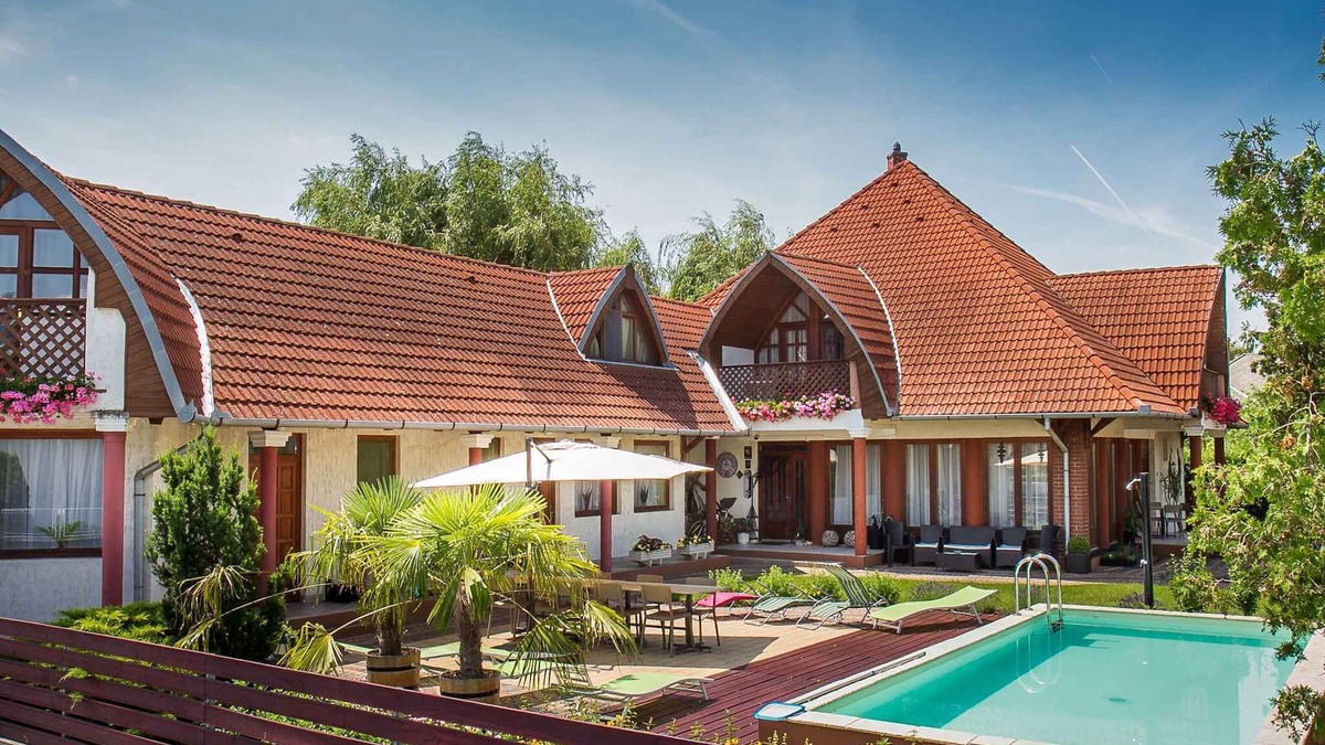 Balatonkeresztur House | Holiday room in an apartment house with pool and internet