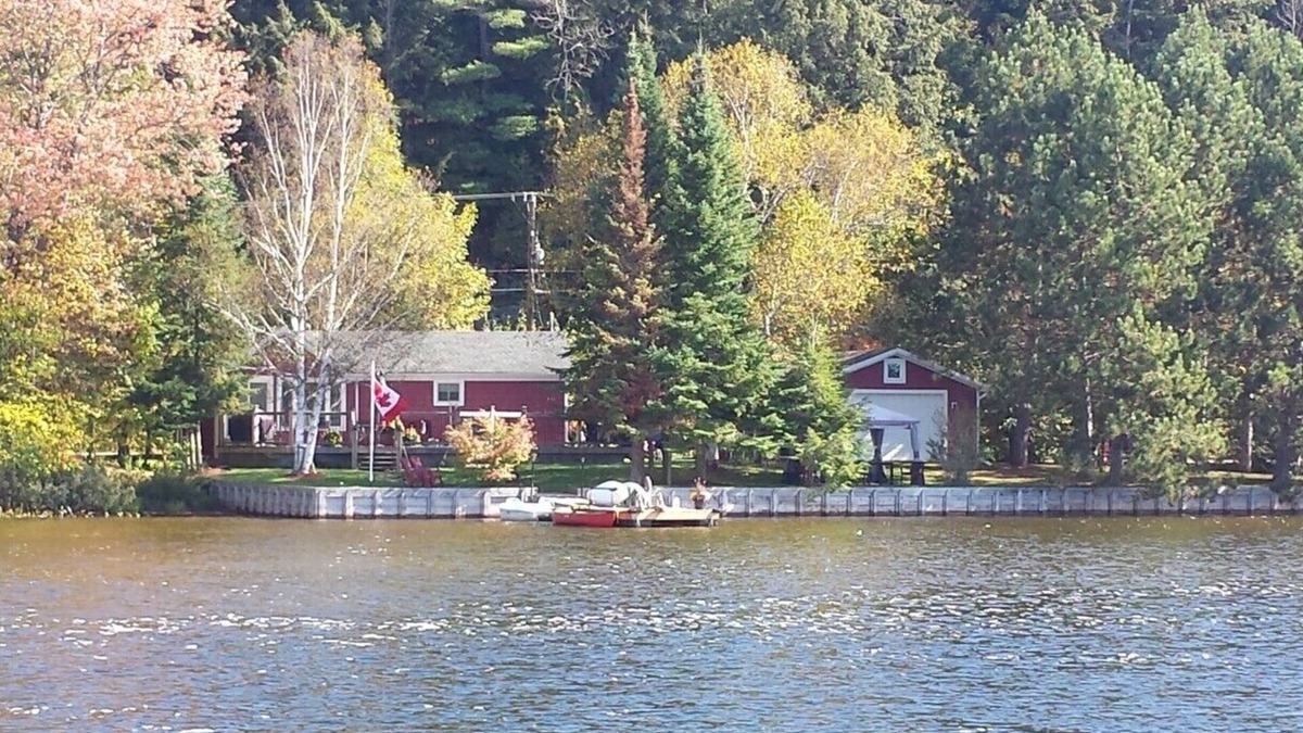 Algonquin Highlands Cottage | *Holiday Specials* Gorgeous Lakefront Cottage on Little Boshkung Lake