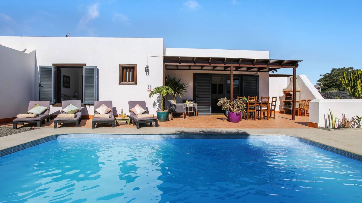 Playa Blanca Villa | Holiday Villa Casa Sultana Close to Beach with Mountain View, Wi-Fi, Terrace & Pool