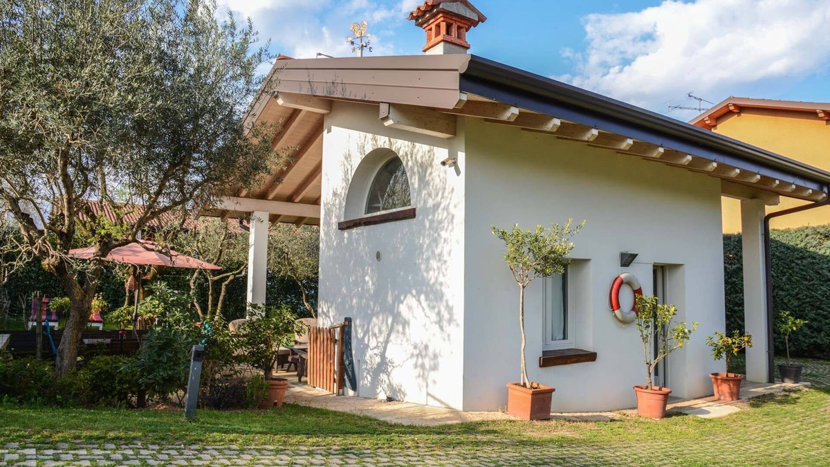 Monte Villa | Holiday Villa Garda Lake Caprapanca, in the countryside, close to the lake. Pets friendly!
