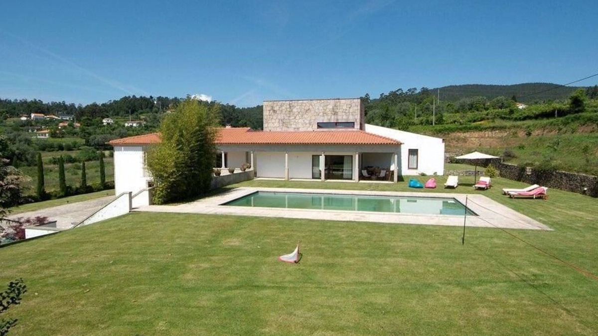 Fornelos House | Holiday villa with garden, grill, and terrace